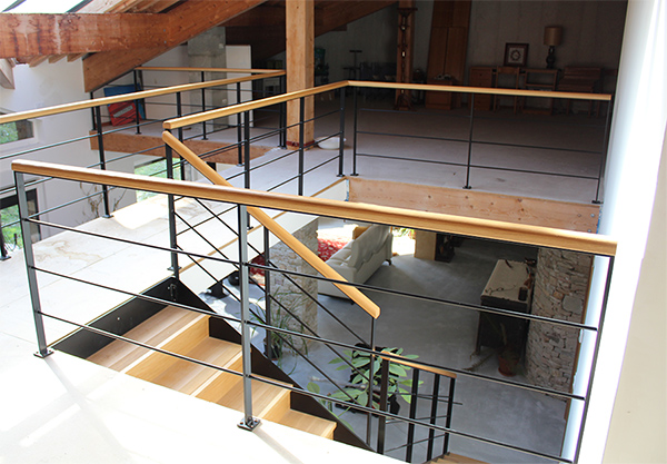 escalera_modelo_lapurdi_con_barandillas_de_acero_y_pasamanos_de_madera.jpg