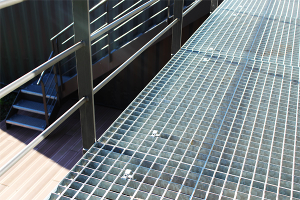 tramex_en_acero_galvanizado_pasarela_y_escalera_de_ibarkalde_para_basoko.jpg