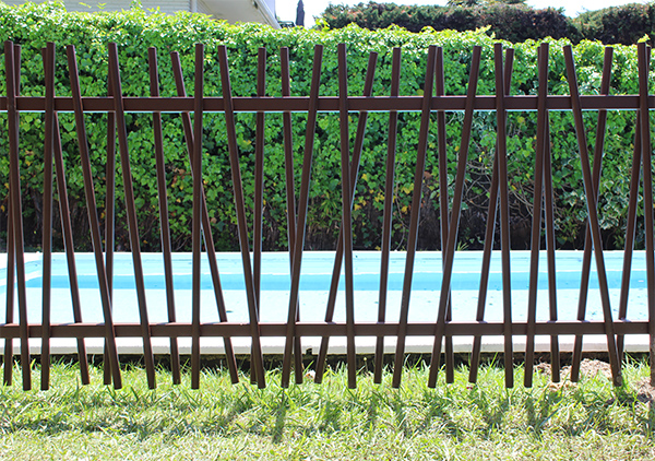 vallados_de_piscinas_con_tubos_de_acero_en_color_marron_ral_de_ibarkalde.jpg