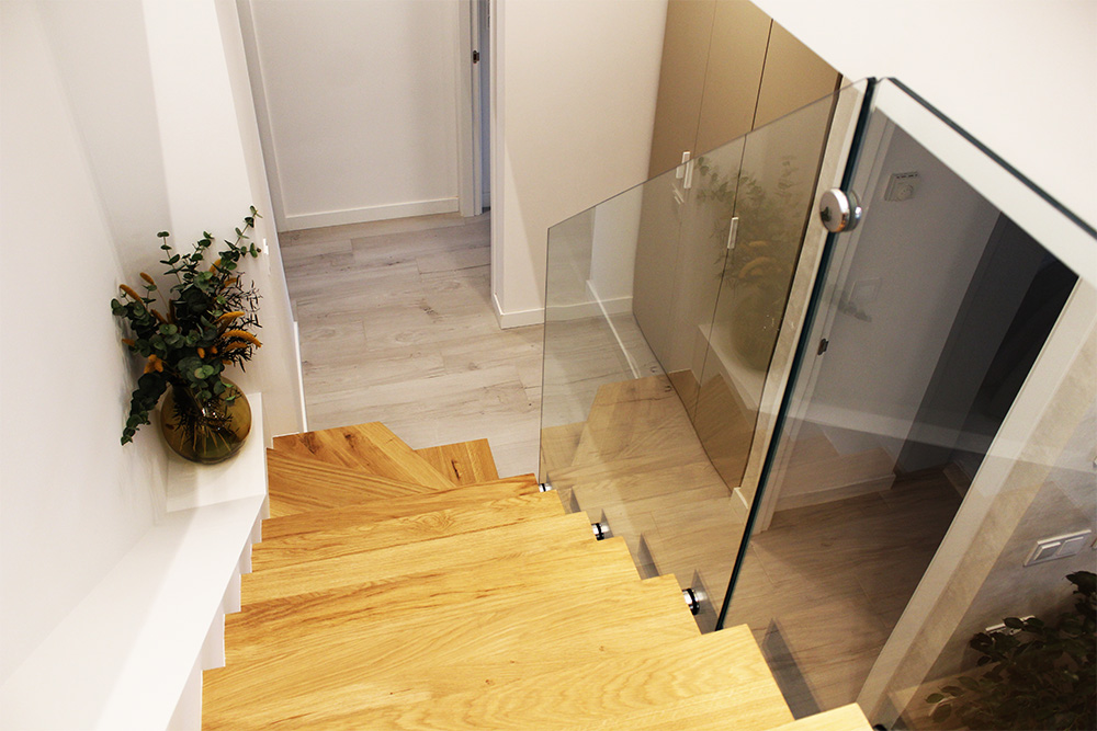 fotografias_de_escaleras_cantilever_en_interiores_estructura_oculta_en_pared.jpg