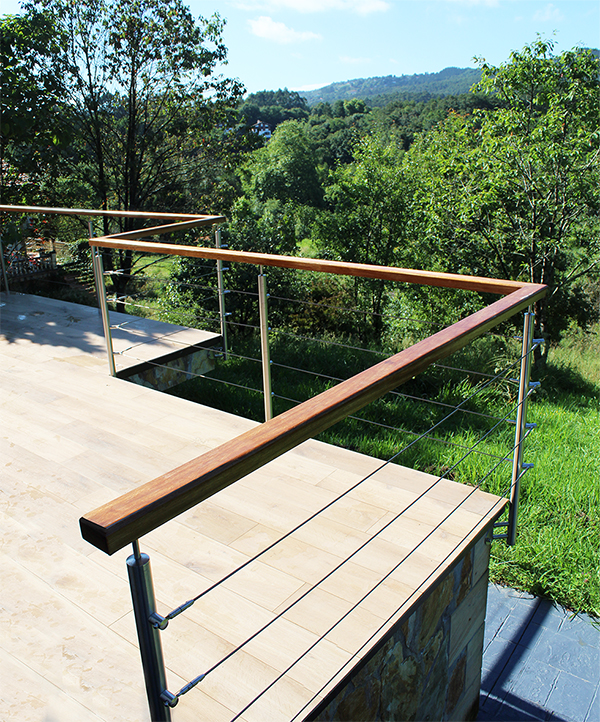 fotografias_de_escaleras_exteriores_con_cable_acero_inoxidable_y_pasamanos_de_madera.jpg