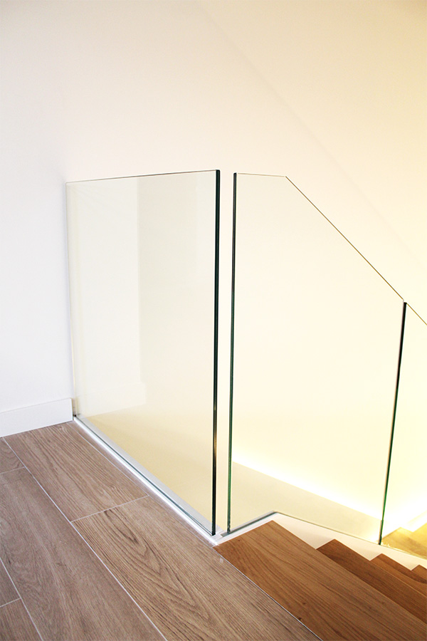 escalera_interior_con_barandilla_de_vidrio_cristalero_ibarkalde.jpg