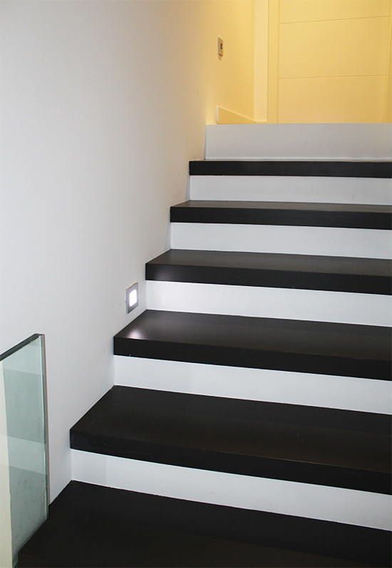 luz_inferior_para_caminar_sobre_la_escalera_de_ibarkalde_en_hondarribia.jpg