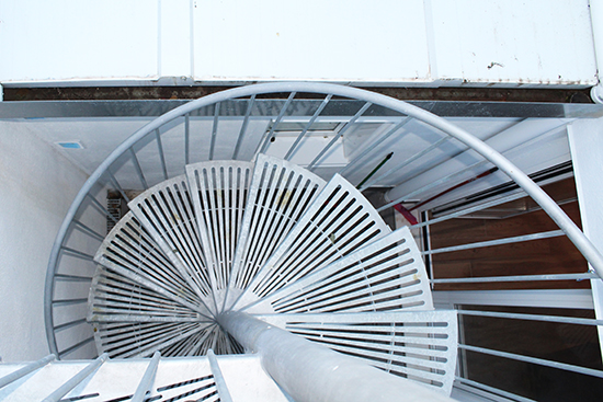 empresas_especialistas_en_escaleras_de_acero_galvanizado_en_san_sebastian_exteriores.jpg