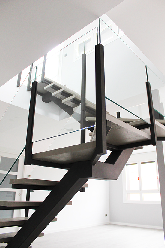 escalera_de_zanca_central_de_acero_con_madera_en_miranda_de_ebro_y_burgos.jpg
