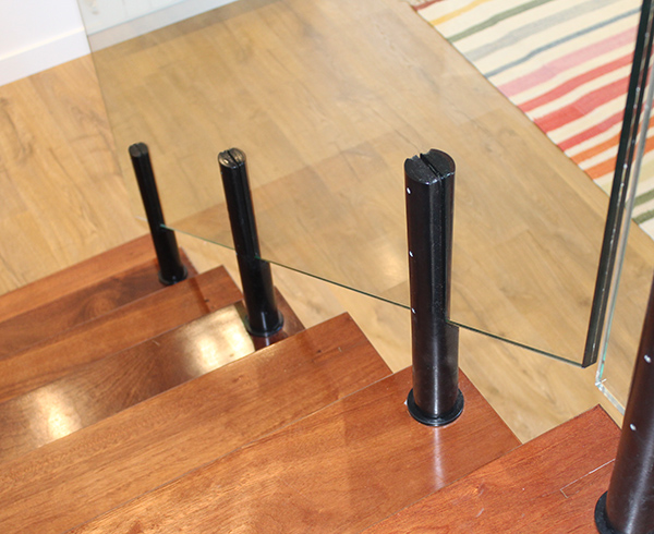 barandillas_de_vidrio_para_escalera_con_pinzas_de_sujecion_en_color_negro.jpg