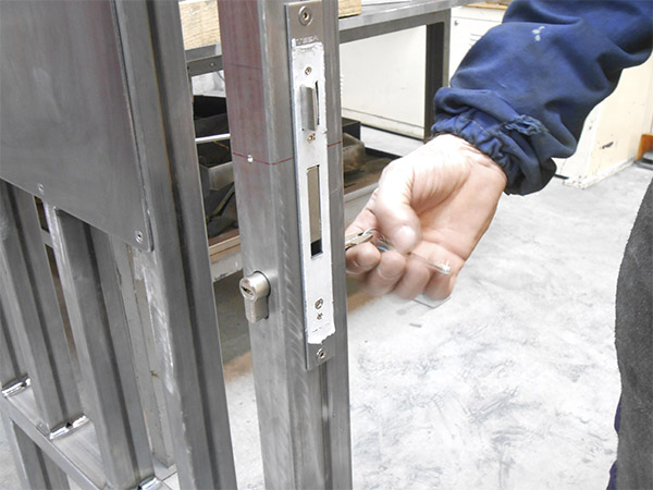cerraduras para puertas en gipuzkoa puertas de hierro puertas a medida puertas batientes