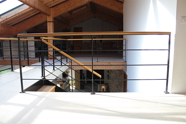 montadores_de_barandillas_metalicas_negras_y_pasamanos_de_madera_de_roble.jpg