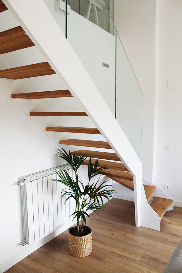 escaleras_metalicas_con_escalones_de_madera_de_roble_rustico_frances_en_donostia.jpg