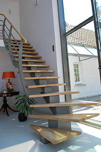 escalera_de_madera_con_estructura_de_acero_inoxidable_en_pamplona_navarra._ibarkalde_s.l.jpg