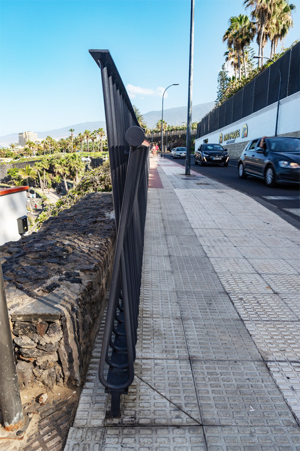 barandilla_de_acero_curvado_en_loro_parque_de_puerto_de_la_cruz.jpg