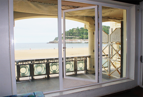 fotografias_de_la_discoteca_bataplan_de_san_sebastian_donde_hemor_instalado_las_puertas_y_ventanas.jpg