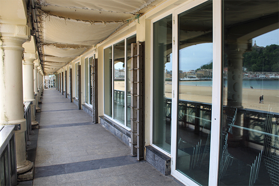 la_terraza_de_bataplan_sufrio_los_efectos_del_temporal_y_las_puertas_tuvieron_que_ser_completamente_renovadas.jpg