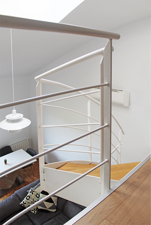 barandilla_de_hierro_lacada_en_blanco_en_escalera_metalica_en_urretxu_zumarraga_gipuzkoa_euskadi.jpg