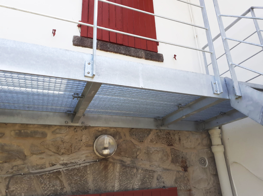fabricacion_de_estructura_metalica_de_acero_galvanizado_y_tramex_en_hendaya.jpg