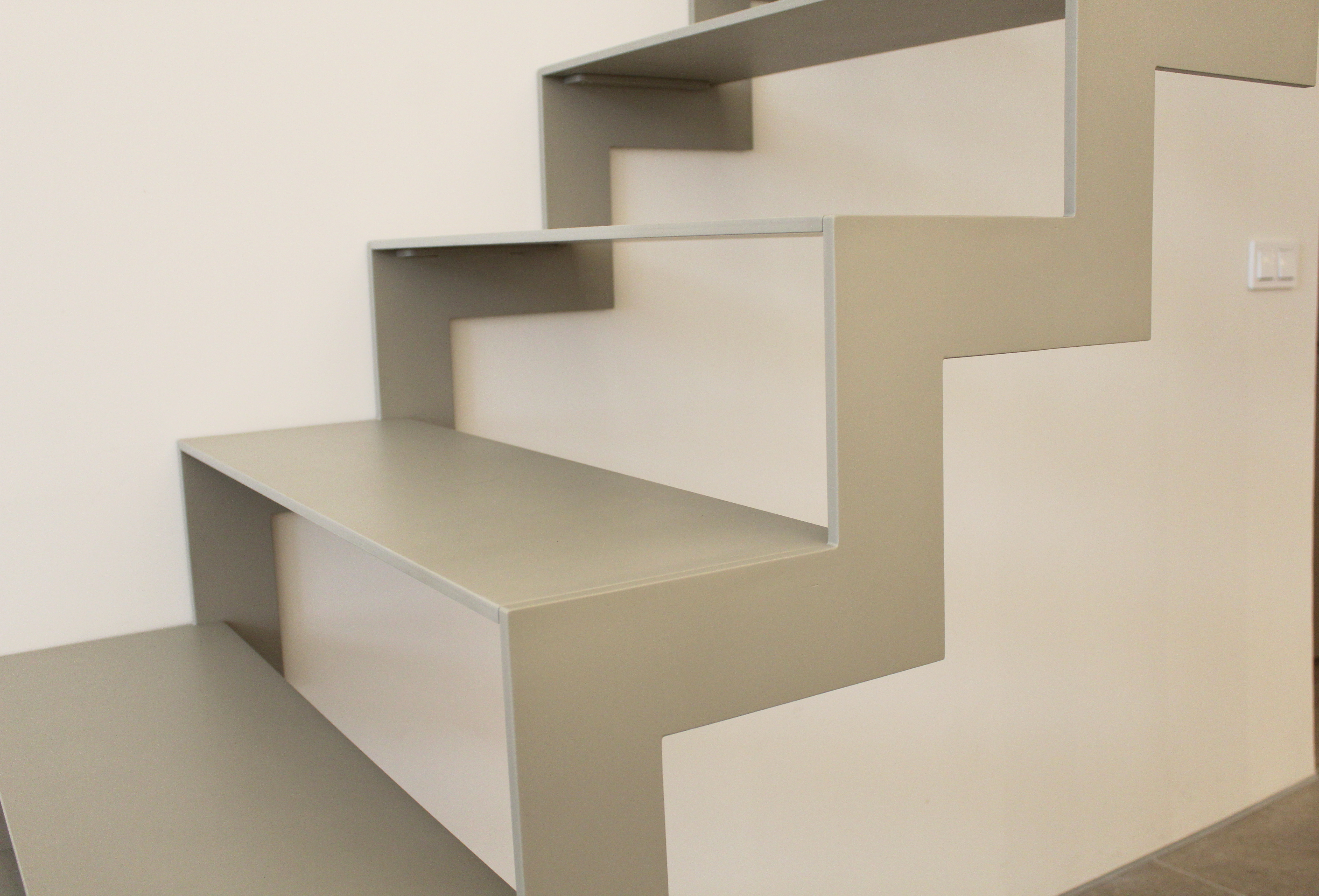 escalera_de_acero_peldaos_de_chapa_y_zancas_laterales_en_diente_de_sierra.jpg
