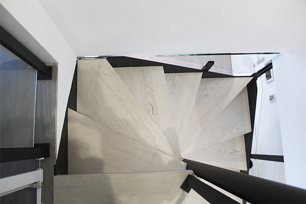 escaleras_interiores_compensadas_con_peldaos_de_madera_en_san_sebastian_donostia.jpg