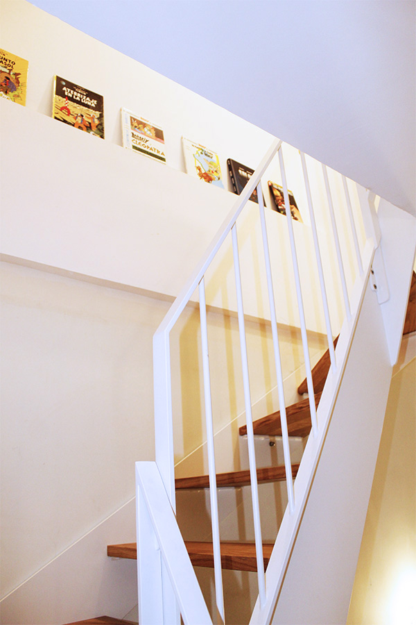 barandillas_acero_lacadas_en_blanco_interior_de_escalera.jpg