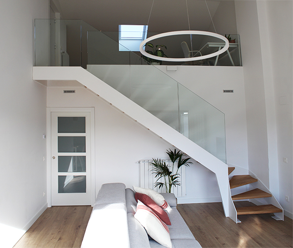 escalera_en_donostia_de_zancas_laterales_lisas_y_barandilla_de_vidrio.jpg