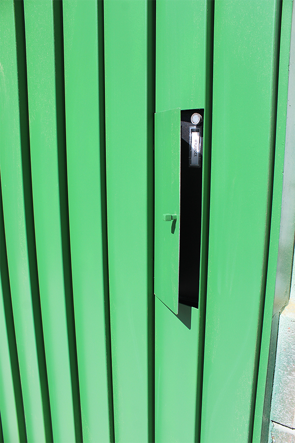 buzon_en_cerramiento_exterior_de_puerta_en_donostia_san_sebastian.jpg