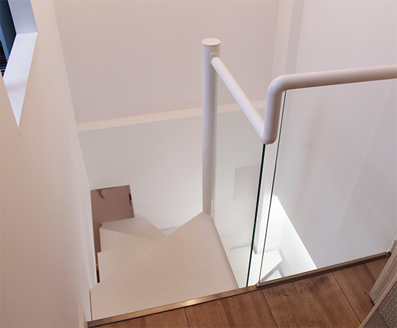 barandilla_de_vidrio_y_pasamanos_de_acero_tubular_lacado_en_blanco_en_donostia_san_sebastian.jpg