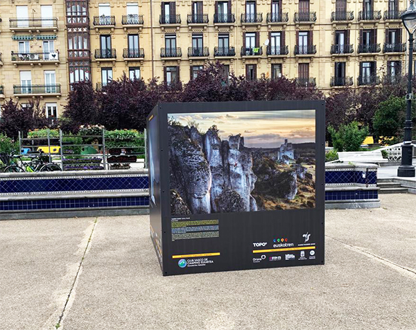 fabricacion_de_estructuras_para_soportes_en_forma_de_cubo_para_exposicion.jpg