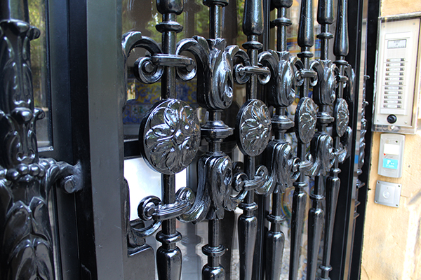 herreros_en_donostia_restauradores_de_puertas_de_portal_de_hierro_lacado_al_horno.jpg