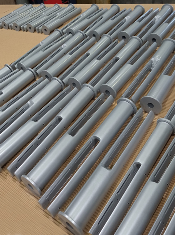fabricantes_de_accesorios_para_barandillas_de_vidrio_en_color_gris_efecto_inoxidable.jpg