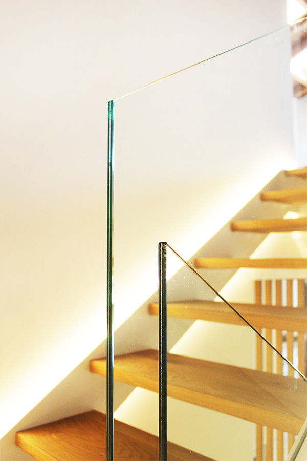 escalera_con_barandilla_de_vidrio_de_ibarkalde.jpg