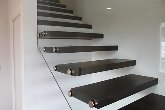 escaleras_con_barandilla_de_vidrio_en_fuenterrabia_hondarribia.jpg