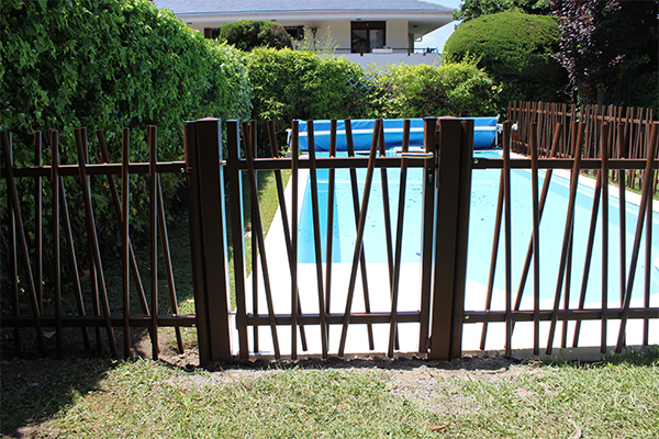 vallado_con_puerta_para_piscina_en_acero_termolacado_en_ral_marrn.jpg