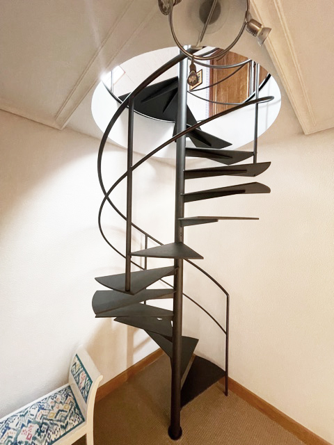 escaleras_metalicas_en_vitoria_gasteiz_helicoidales_para_espacios_reducidos.jpg