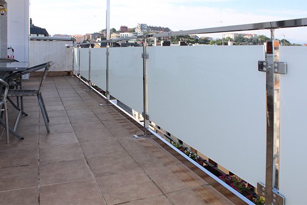 fabricacion_y_montaje_de_barandilla_de_inox_y_vidrio_en_gros_donostia.jpg