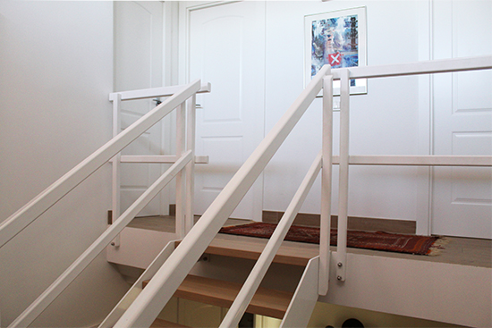 escalera_de_dos_tramos_con_estructura_de_hierro_lacada_en_blanco_en_villabona_gipuzkoa.jpg