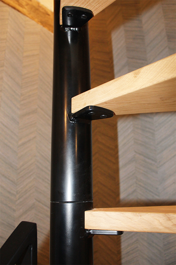 escaleras_metalicas_de_zanca_lateral_con_peldaos_de_madera_de_roble_en_navarra.jpg