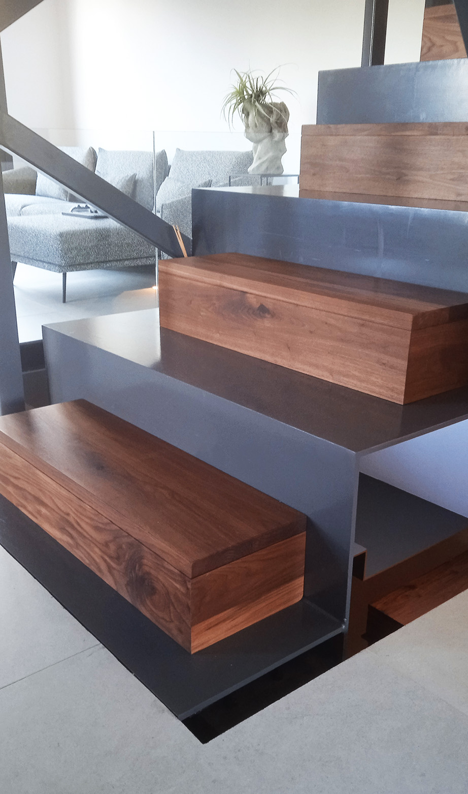 escalera_de_chapa_plegada_con_cajoneras_de_madera_en_irun_gipuzkoa_euskadi.jpg