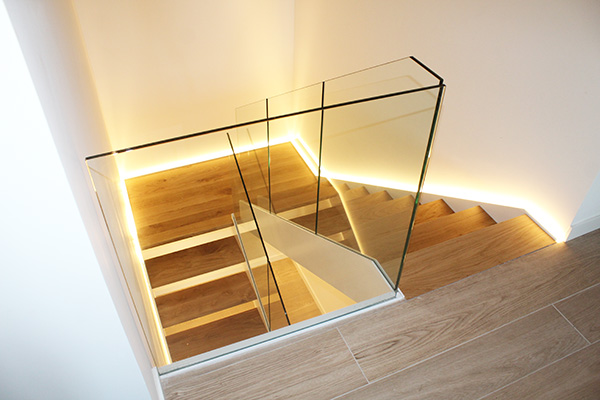 escaleras_interiores_con_madera_luz_acero_y_vidrio.jpg