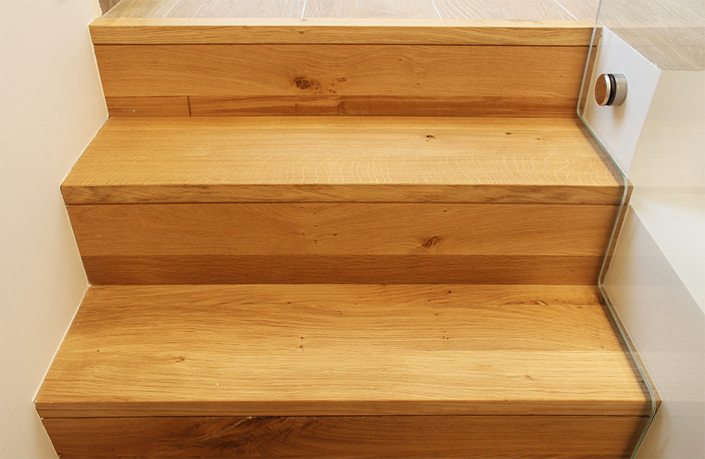 escaleras_con_peldanos_de_madera_de_roble_rustico_frances_en_zarautz.jpg