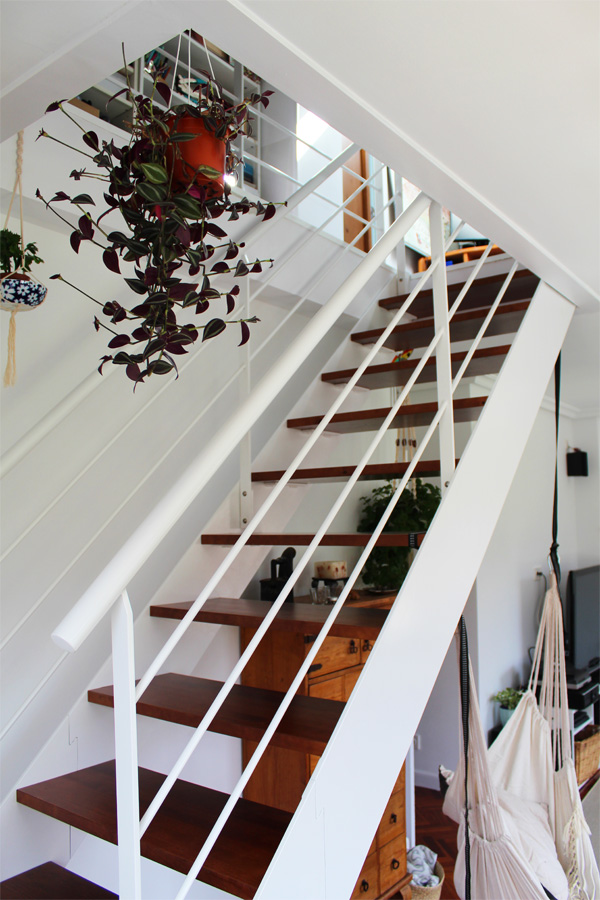 escalera_con_barandillas_de_acero_termolacado_en_color_blanco_en_hernani.jpg