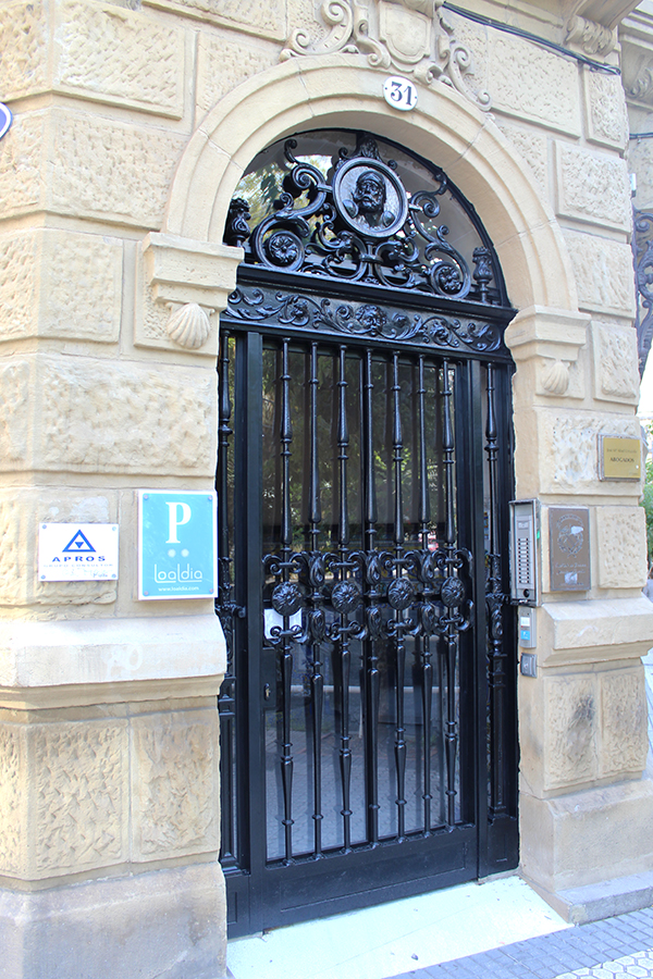 restauracion_de_puerta_en_la_calle_easo_31_herreros_san_sebastian_donostia.jpg