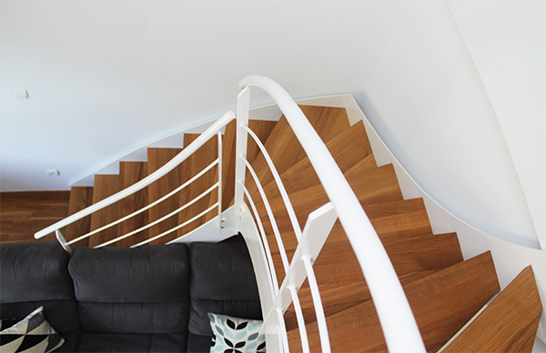 escalera_de_estructura_compensada_con_escalones_de_madera_en_gipuzkoa_urretxu_zumarraga.jpg