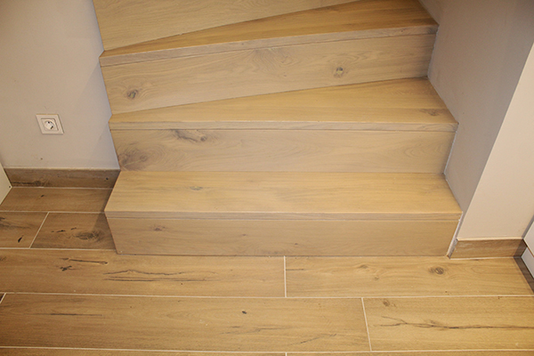 escaleras_de_madera_con_estructura_metalica_interior.jpg