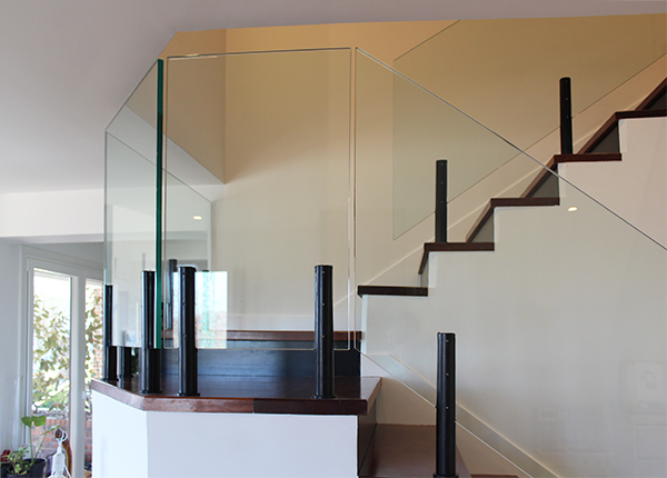 escalera_con_barandillas_de_vidrio_y_pinza_de_acero_para_sujecion_de_cristal.jpg