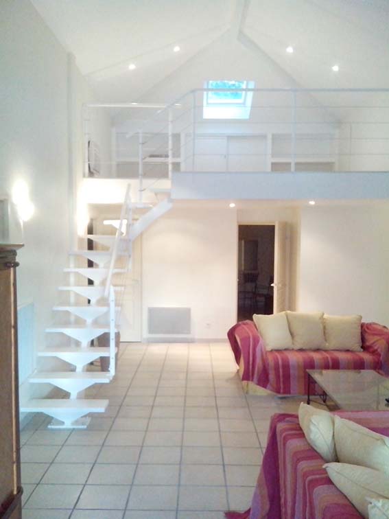 escalera_metlica_en_hendaya._ideal_para_espacios_minimalistas._ibarkalde_sl.jpg