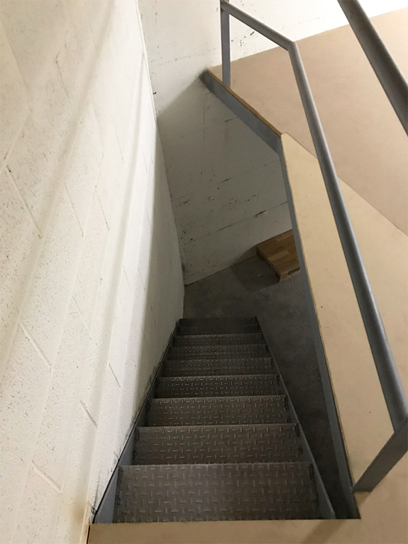 que_medidas_debe_tener_una_escalera_de_acceso_a_entreplanta_de_garaje.jpg