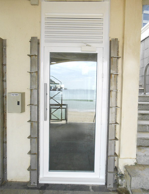 reparacion_y_sustitucion_de_la_puerta_de_salida_de_emergencia_del_gimnasio_la_perla_de_san_sebastian_donostia.jpg