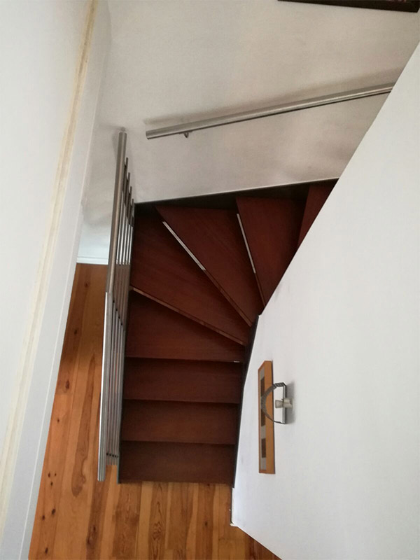 escaleras_de_forja_con_madera_merbau_escalier_a_bayonne_merbau.jpg