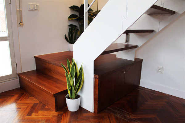 escalera_de_zancas_laterales_para_interiores_de_acero_lacado_en_blanco.jpg