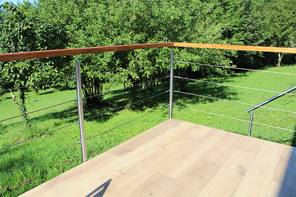 barandillas_exteriores_de_inox_cables_de_acero_y_pasamanos_madera_en_urduliz.jpg