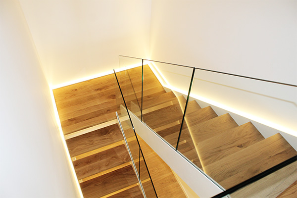 escalera_interior_de_ibarkalde_de_madera_de_roble_acero_y_vidrio.jpg